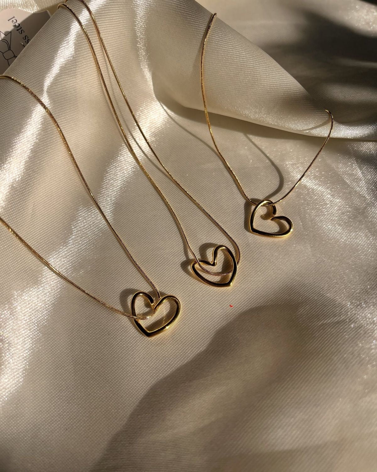 Golden Heart Pendant Necklace – Minimalist & Elegant Jewelry