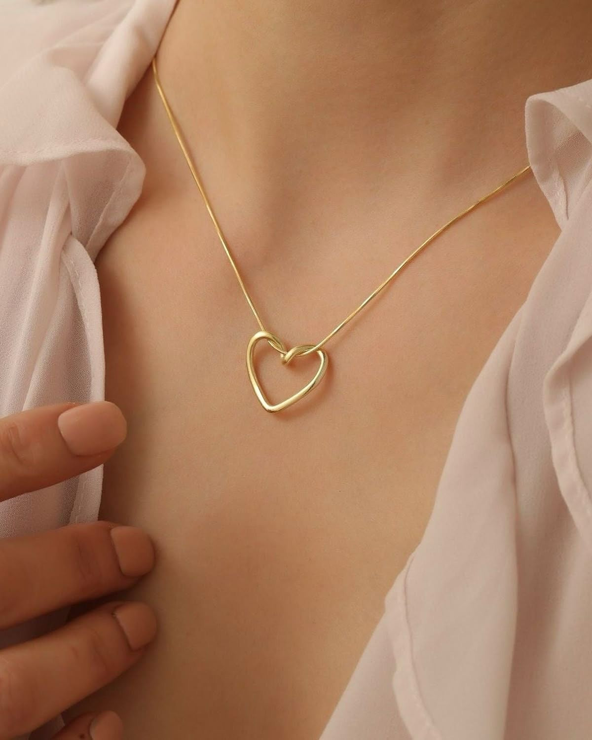Golden Heart Pendant Necklace – Minimalist & Elegant Jewelry